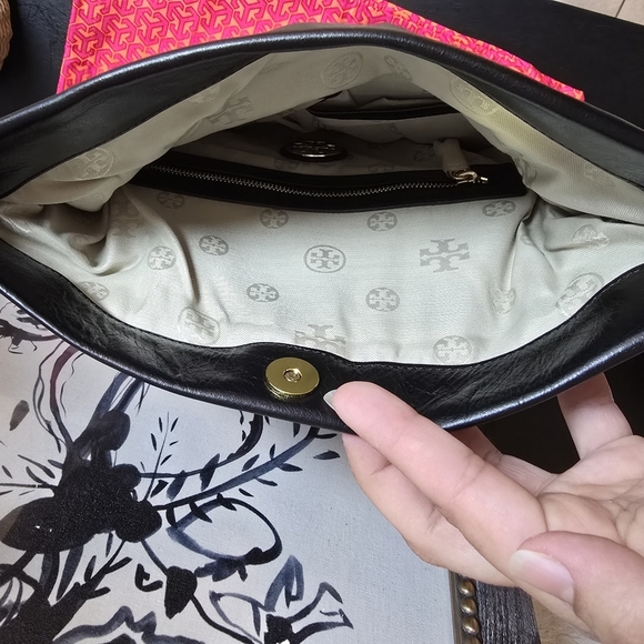 Tory Burch Black Leather City Foldover Messenger - Picture 7 of 11